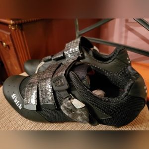 NIB sz 40 Fizik athletic shoes